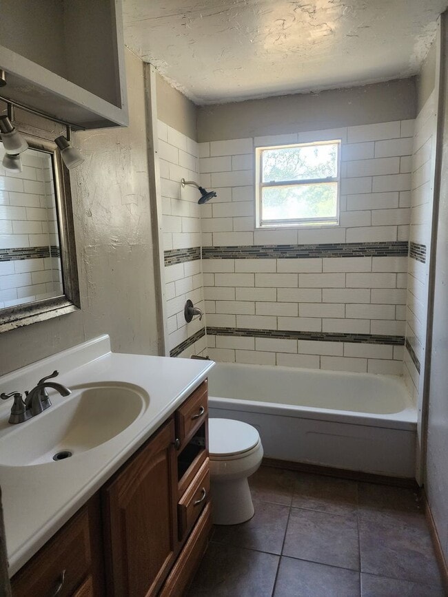 Building Photo - 3 bed, 1 bath home