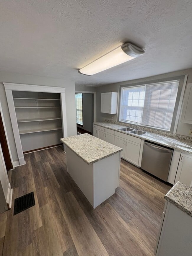 Building Photo - 420 W Old Andrew Johnson Hwy