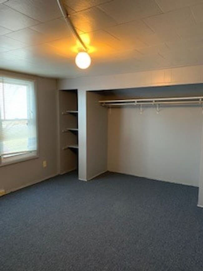 Building Photo - Large 3 BR 2 BA house w beautiful woodwork...
