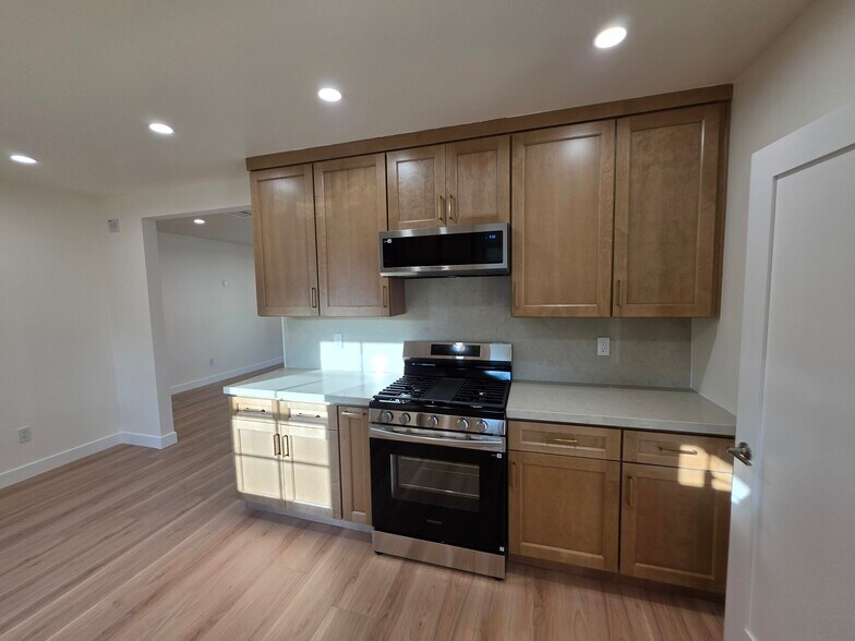Building Photo - 2913 W Riverside Dr