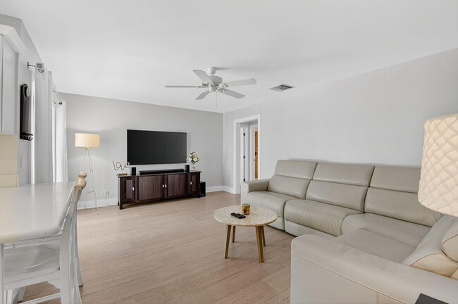 Building Photo - 4690 Palo Verde Dr