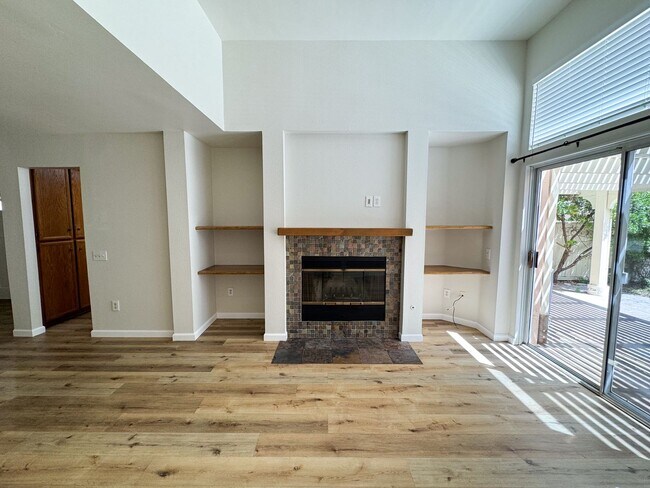 Building Photo - Eastlake : 2 bed, 2.5 bath vaulted ceiling...