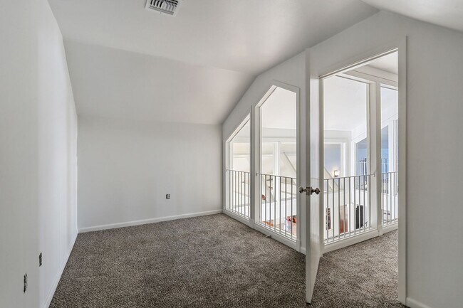 Building Photo - Newly Renovated 3BD/2BA Penthouse, 1/2 Block Off St Charles Ave. Private Roof Deck!