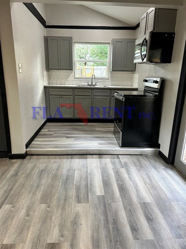 Building Photo - **3/2 lovely home with separate 1/1 In law suite**