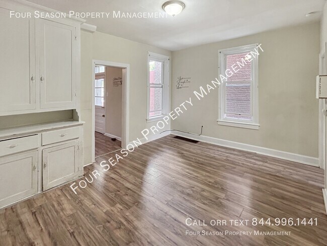 Building Photo - 306 S Locust St