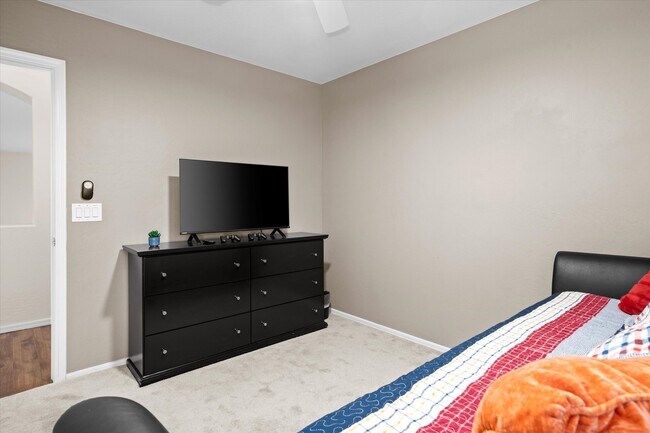Building Photo - 8566 W Cinnabar Ave