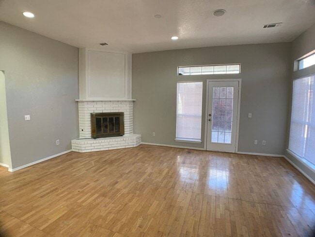 Building Photo - 3 Bed 2 Bath Moore home