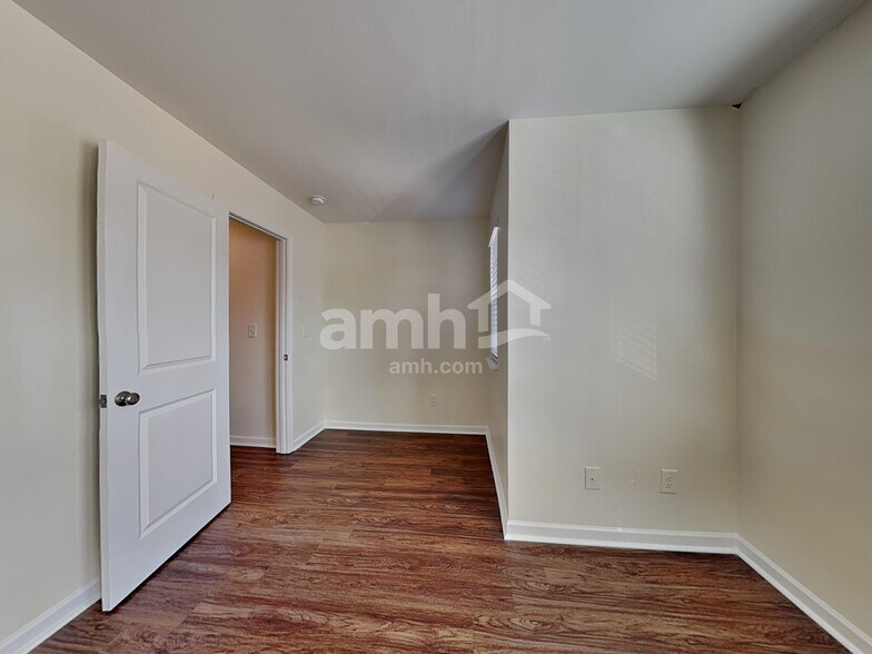 Building Photo - 553 Camp dr