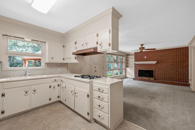 Building Photo - Private Woodway Retreat