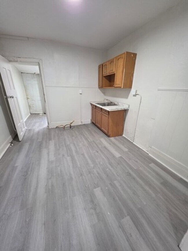 Building Photo - 3 Bedroom - 1102