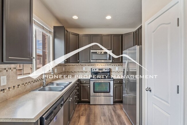 Building Photo - Low-Maintenance Living with Mountain Views! 3BR Townhome, 2-Car Garage & A/C