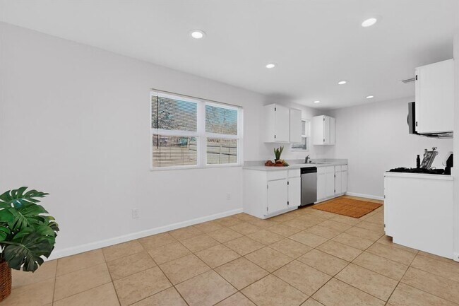 Building Photo - 7200 Barnsdale Way