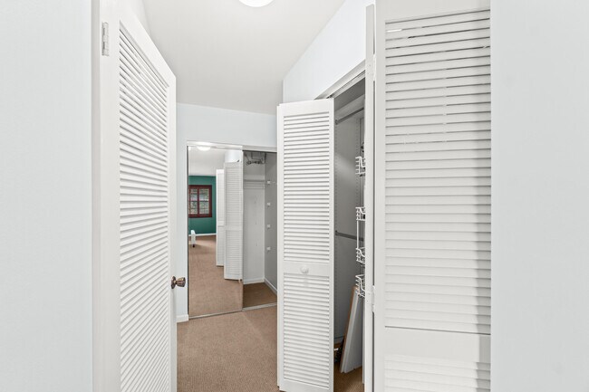 Building Photo - 5 Westgate Ln