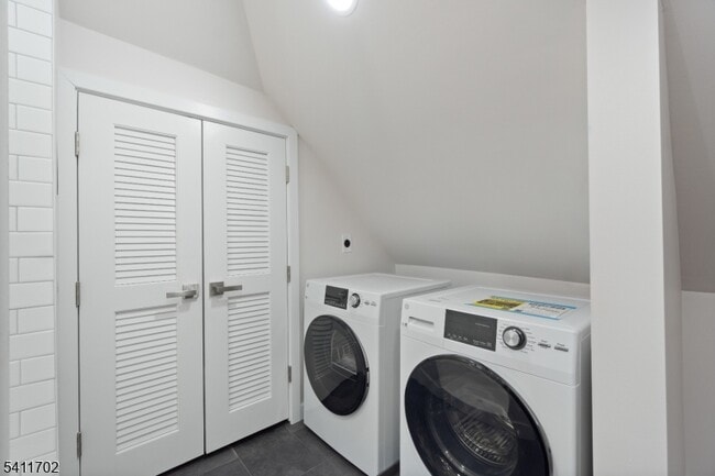 Building Photo - 826 George St