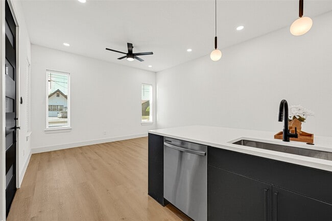 Building Photo - 327 Tite St