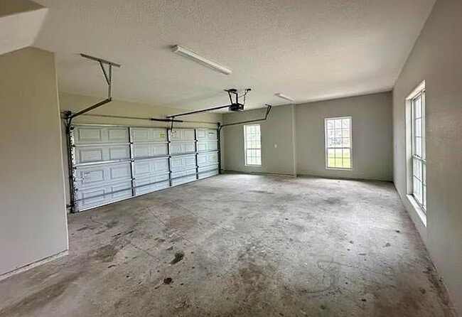 Building Photo - 305 Tyler Dr