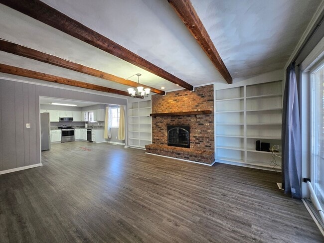 Building Photo - Spacious 5-Bedroom Family Home