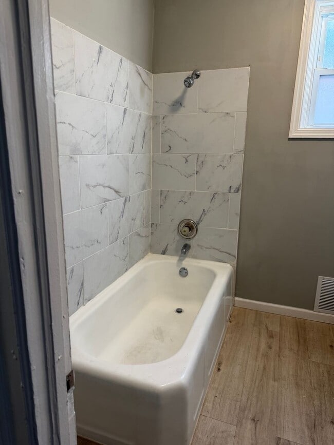 Building Photo - 317 York St