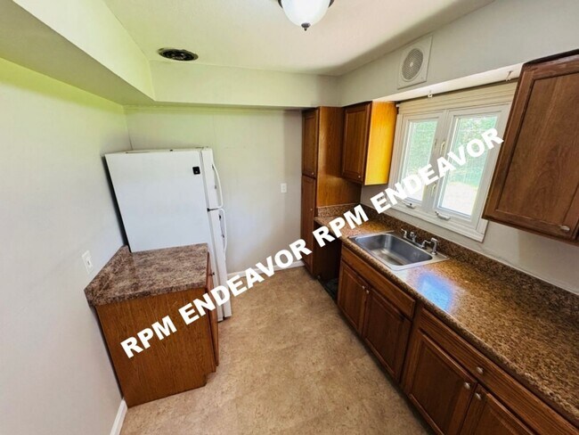 Building Photo - Just Hit the Market — Spacious Layout + Basement Space in St. Louis, Housing Choice Voucher Accep...