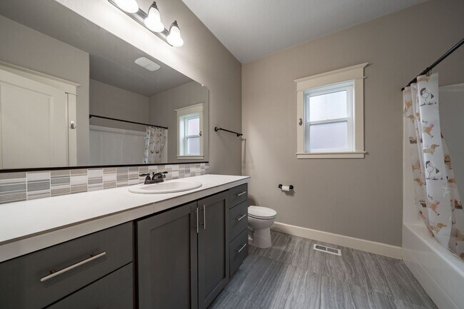 Building Photo - 9965 SE Taggart St