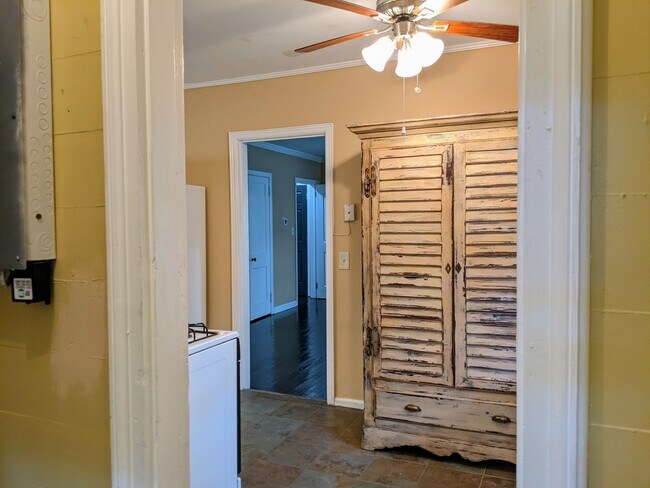 Building Photo - Charming 1 Bedroom Duplex in Buckhead!
