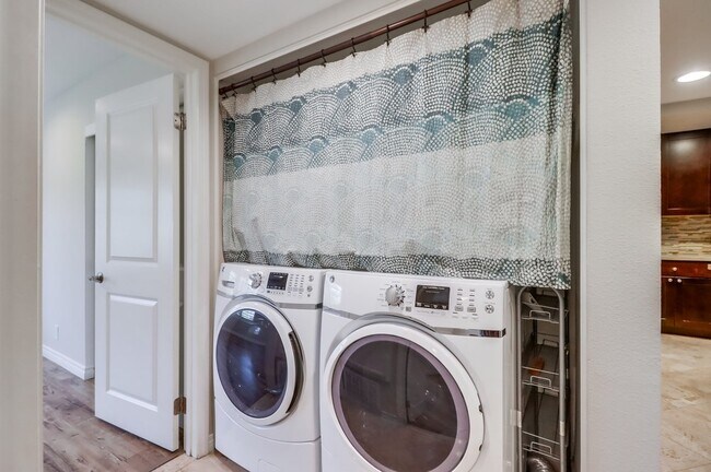 Building Photo - 6960 Golfcrest Dr