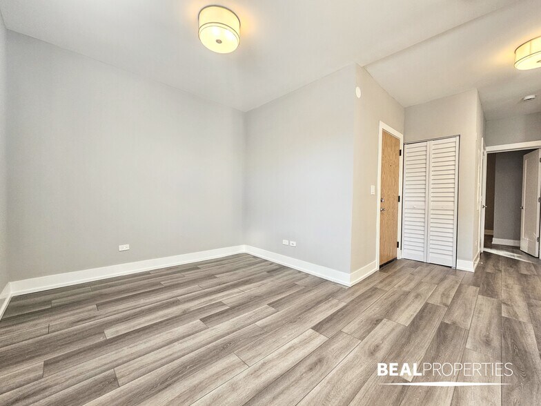 Building Photo - 3935 N Janssen Ave