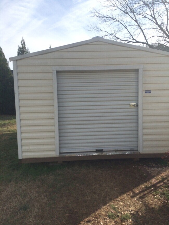 Building Photo - Charming Vintage Ranch, Den, Fireplace, Screened Porch