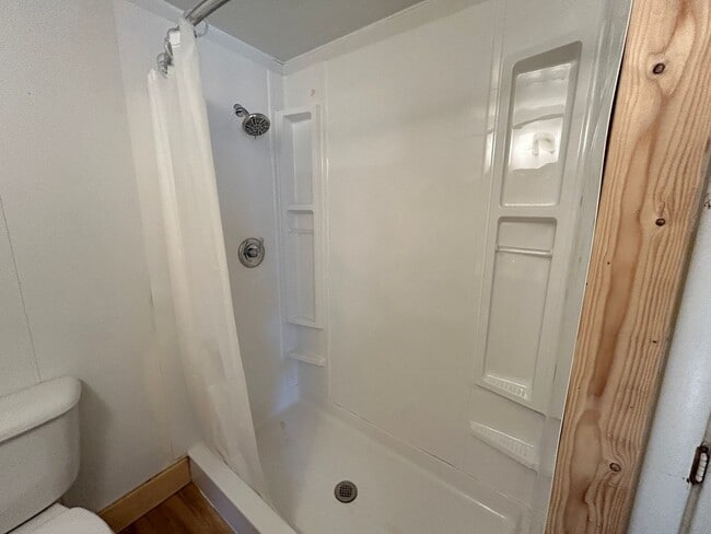 Building Photo - Large 2 Bed 1 Bath House with Fenced Yard and Washer Dryer Hookups