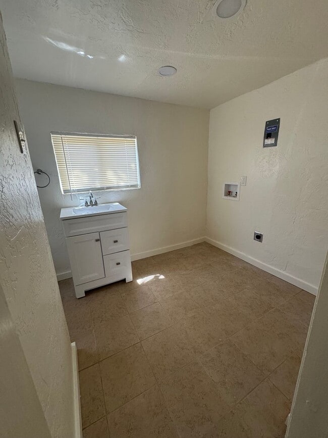 Building Photo - Beautiful Santa Fe Style home!
