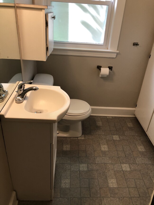 Main Level Bathroom - 522 S Mitchell St