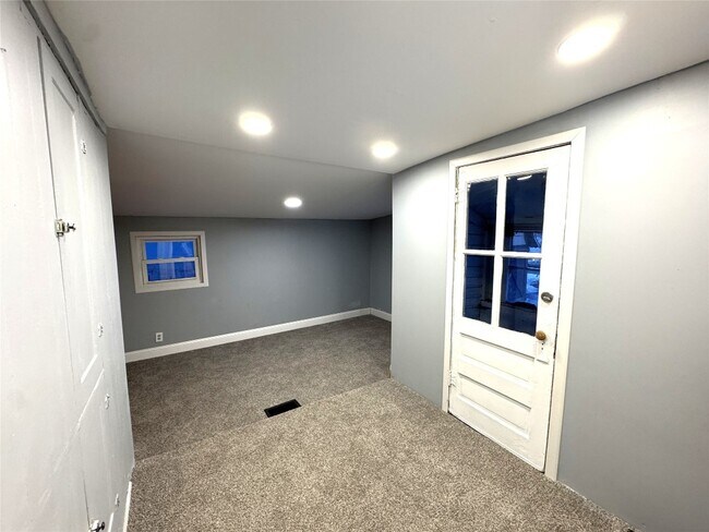 Building Photo - 306 Dehart Ave