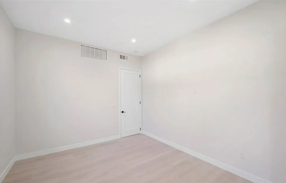 Building Photo - 245 W Linden Ave