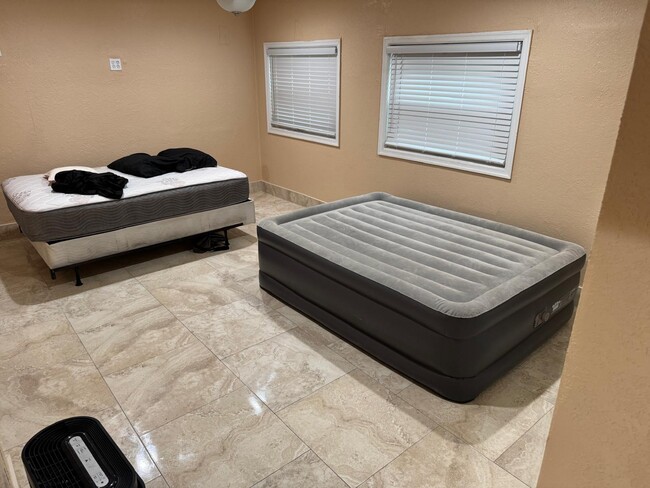 Building Photo - 816 Greenbriar Dr