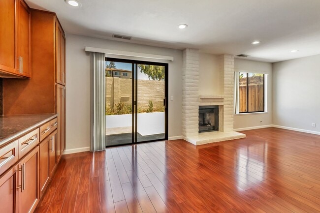 Building Photo - 3-Bedroom 2.5-Bathroom Santa Clara Townhome