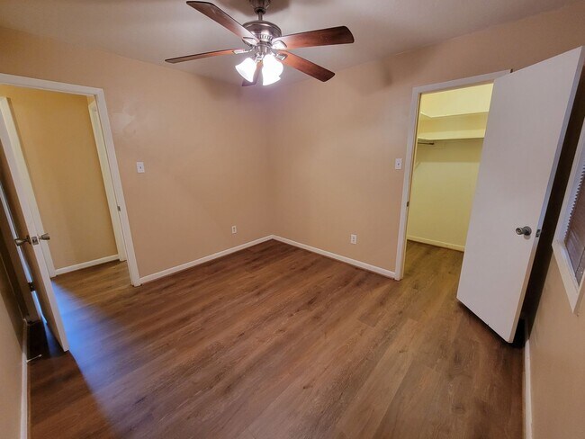 Building Photo - College Station - 3 bedroom / 2 bath / 2 car garage house with fenced in back yard.