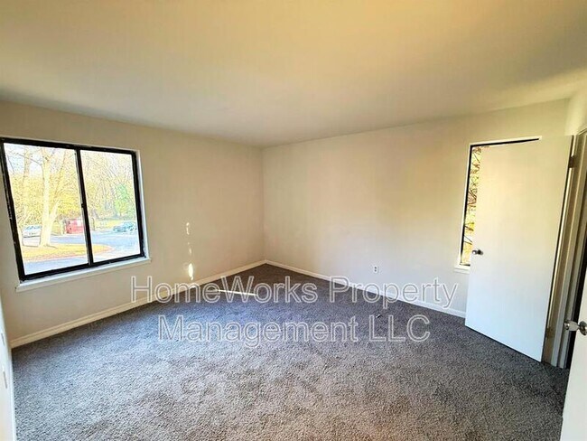 Building Photo - 9633 White Acre Rd