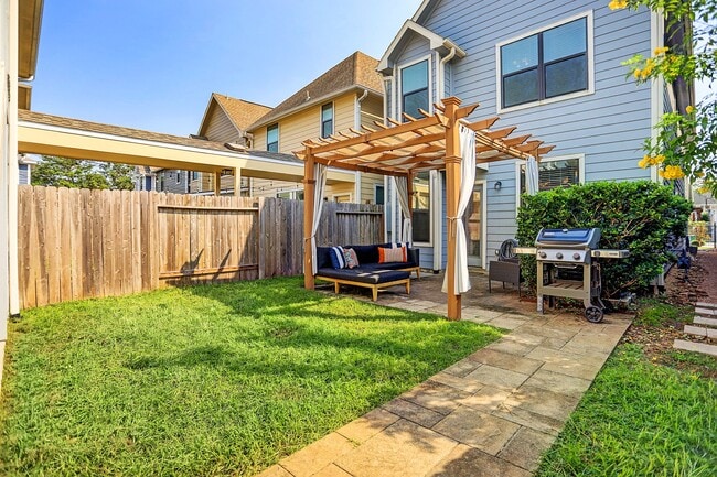 Building Photo - 213 W 26th St