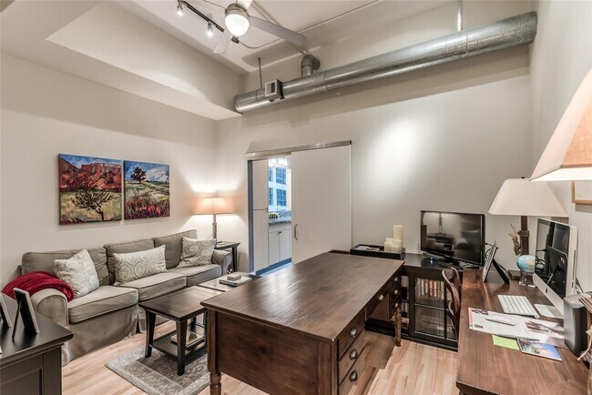 Building Photo - 705 Main St