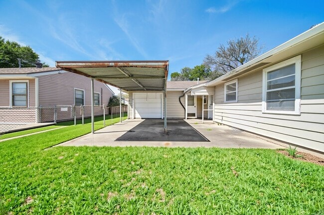 Building Photo - 602 N Circle Dr