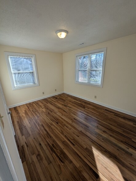 Building Photo - 4 Maple Leaf Ct