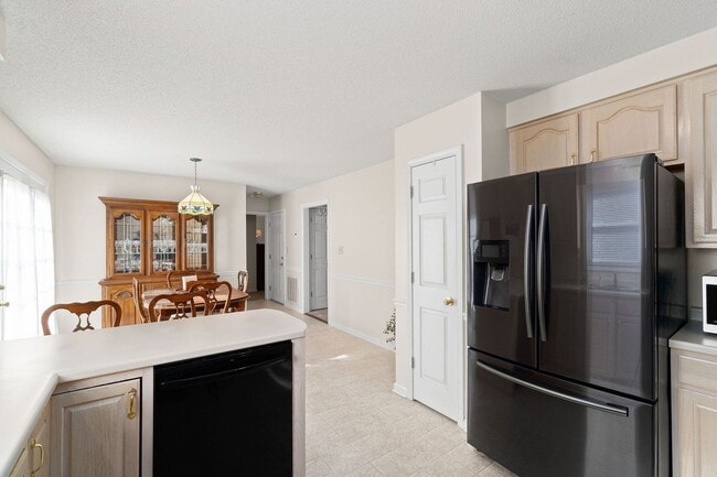 Building Photo - Pet Friendly in Rossview!