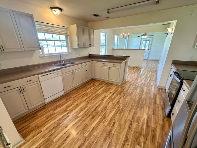 Building Photo - 413 Trist Pl