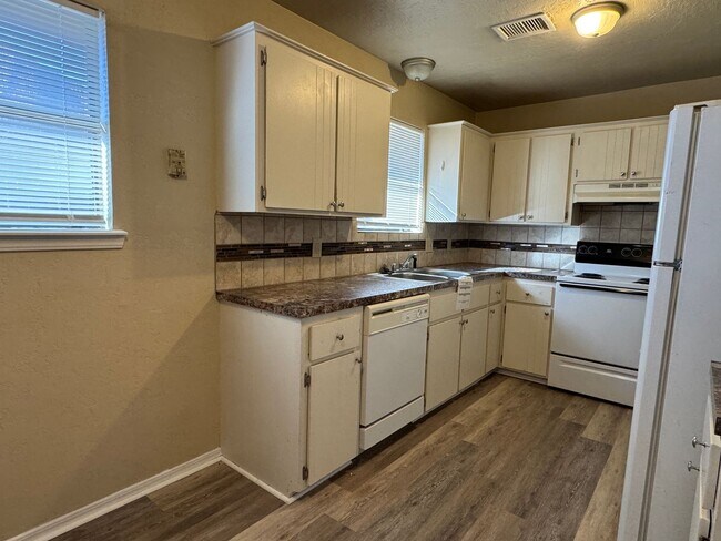 Building Photo - 2704 NW Friar Tuck Ln