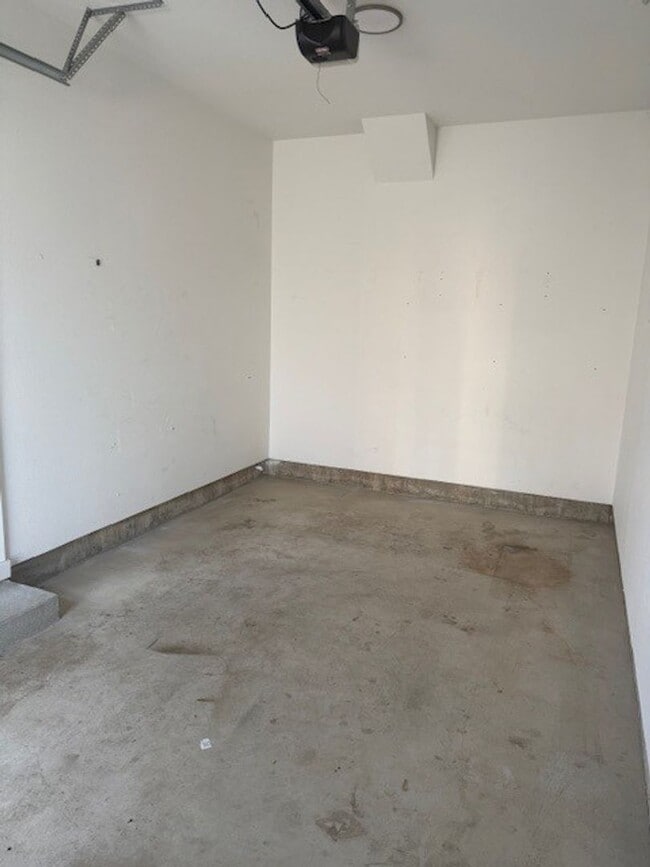 Building Photo - FREE RENT!! Newer South Salem Townhome - 2...