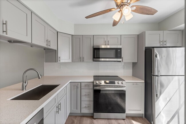 Building Photo - Spacious 3 Bedroom Townhome Available Now!