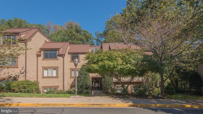 Building Photo - 1665 Parkcrest Cir
