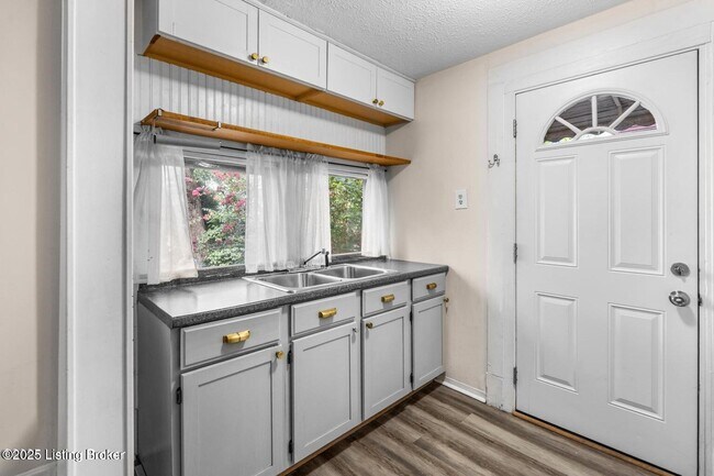 Building Photo - 204 S Bayly Ave