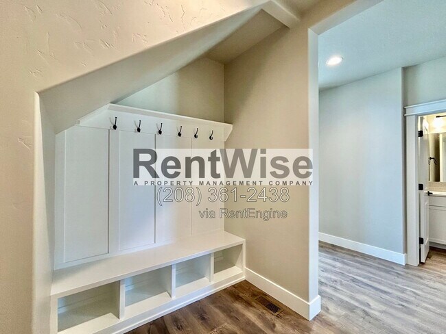 Building Photo - 5845 W Sprig Dr