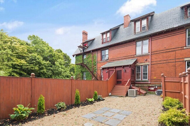 Building Photo - 2 Rangeley Rd